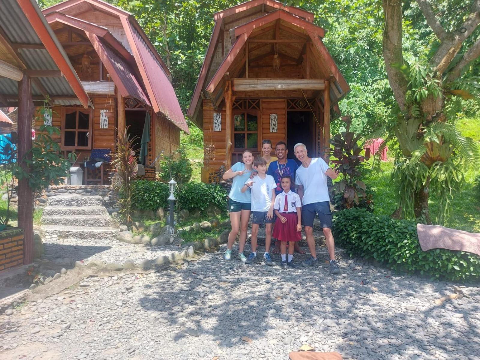 Lucky Bamboo'Bungalows-Resto And Orangutan Jungle Trekking Tours Букит Лаванг Екстериор снимка