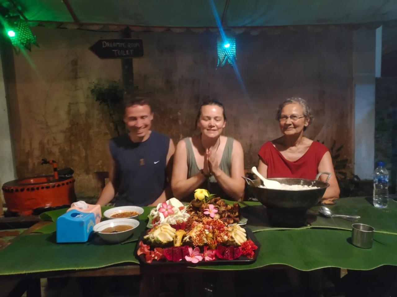 Lucky Bamboo'Bungalows-Resto And Orangutan Jungle Trekking Tours Букит Лаванг Екстериор снимка