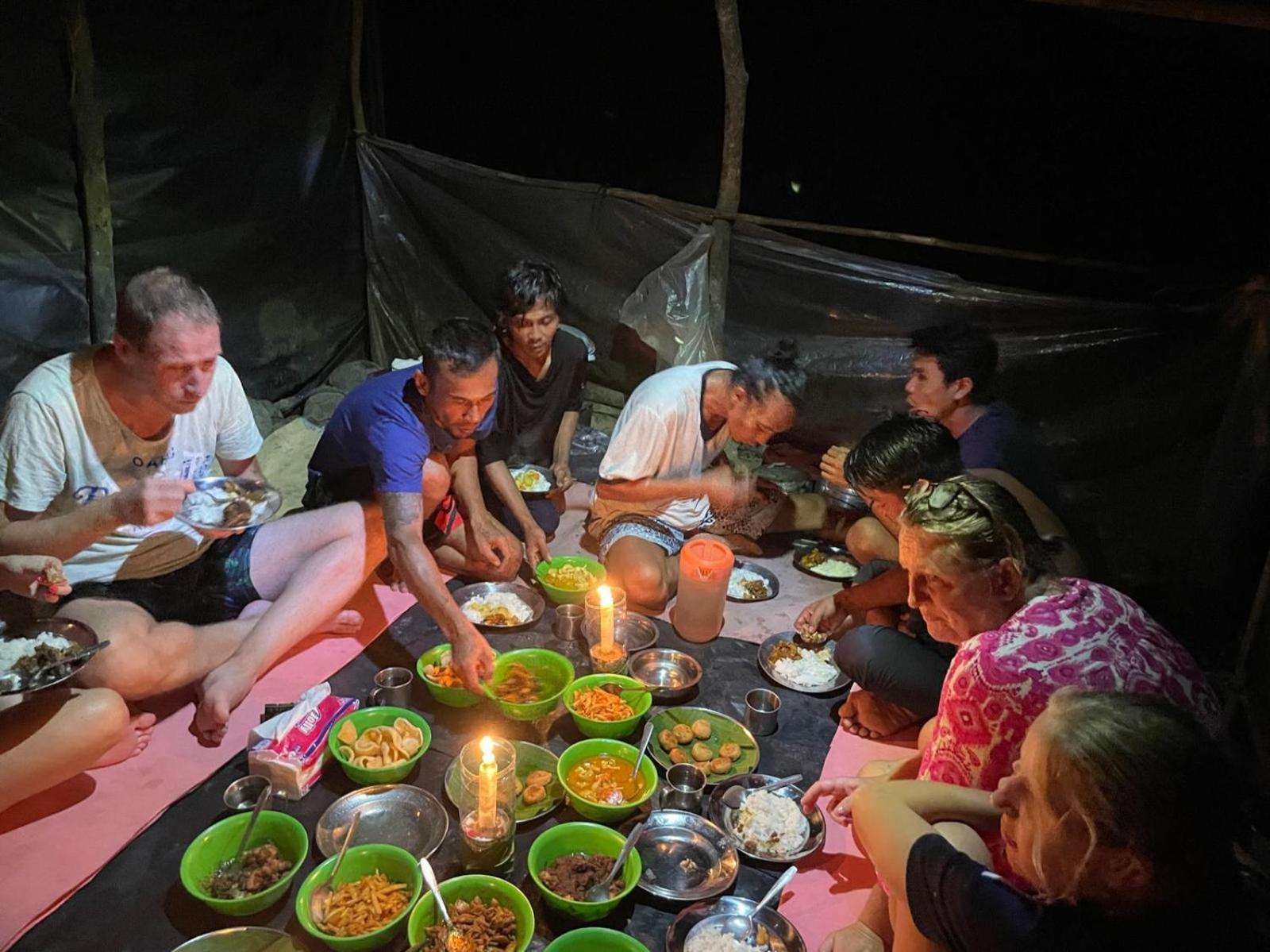 Lucky Bamboo'Bungalows-Resto And Orangutan Jungle Trekking Tours Букит Лаванг Екстериор снимка
