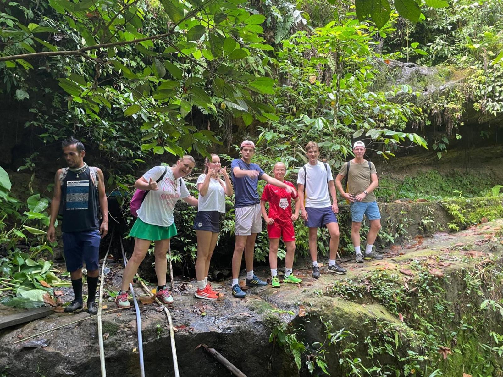 Lucky Bamboo'Bungalows-Resto And Orangutan Jungle Trekking Tours Букит Лаванг Екстериор снимка